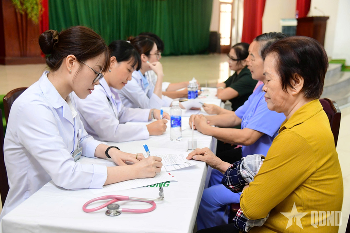 Y, bác sĩ Bệnh viện Đa khoa Vũng Tàu và Quân y Hải đoàn Biên phòng 18 thăm khám cho người cao tuổi.