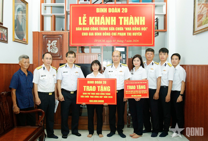 Thủ trưởng Binh đoàn 20 và Công ty cổ phần Xây dựng Công trình Tân Cảng trao quà tặng gia đình đồng chí Phạm Thị Huyên.