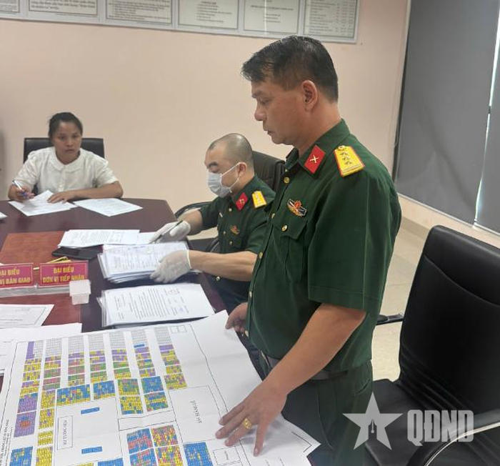 Cán bộ Bộ CHQS tỉnh Điện Biên rà soát hồ sơ, đối chiếu sơ đồ mộ chí tại các nghĩa trang liệt sĩ trên địa bàn tỉnh.