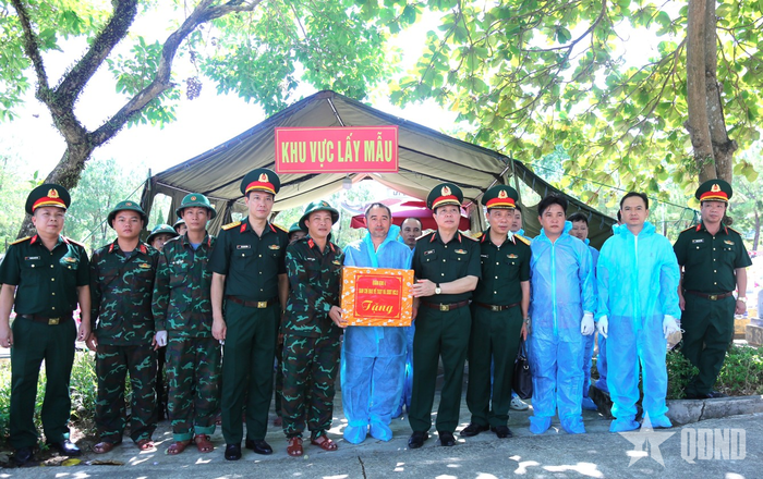  Đoàn kiểm tra tặng quà động viên lực lượng lấy mẫu ADN tại Nghĩa trang Liệt sĩ Quốc gia Đường 9.