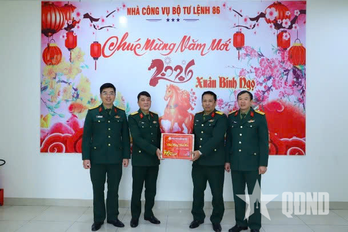  Đại diện cơ quan Bộ tư lệnh 86 chúc Tết các hộ gia đình tại nhà ở công vụ cơ quan Bộ tư lệnh 86. 