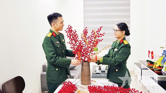  Vợ chồng Đại úy Nguyễn Việt Hưng và Thượng úy Hoàng Thị Quỳnh Mai cùng nhau đón Tết trong căn nhà công vụ. 
