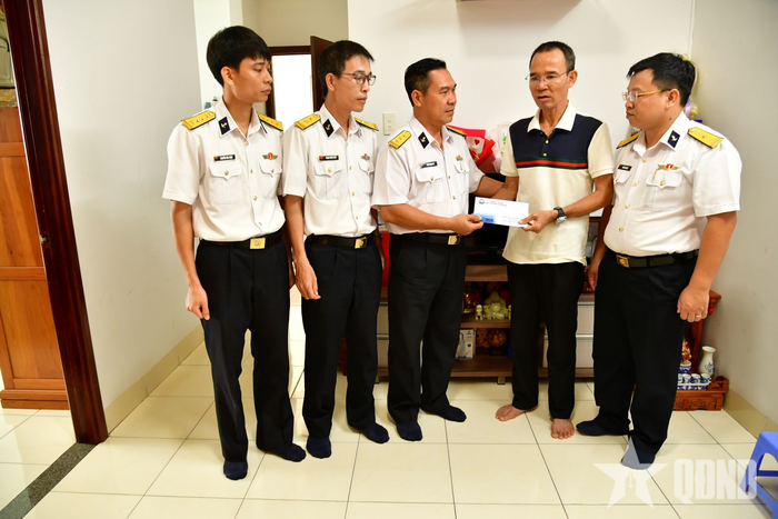 Gặp gỡ, động viên, trao quà tặng quân nhân điều trị bệnh dài ngày.