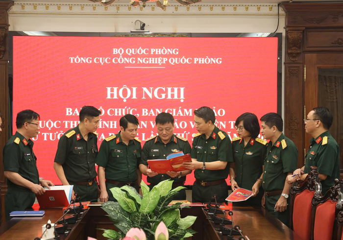 Ban tổ chức, Ban giám khảo thẩm định một số tác phẩm dự thi.