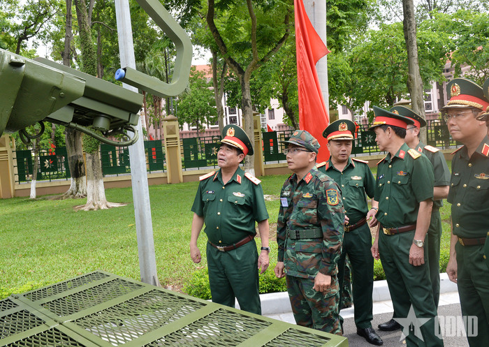 Trung tướng Nguyễn Bá Lực kiểm tra khu vực trưng bày sản phẩm công nghiệp quốc phòng.
