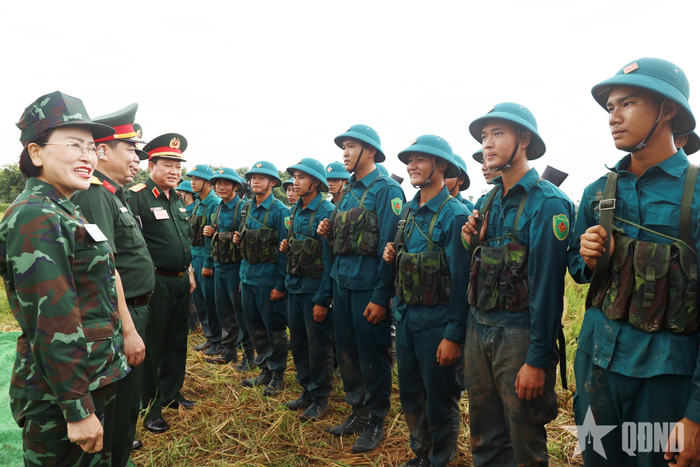 Lãnh đạo Cục Dân quân tự vệ động viên chiến sĩ dân quân sau diễn tập.