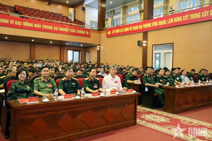 Các đại biểu dự khai mạc diễn tập tác chiến trong khu vực phòng thủ phường Mỹ Hào (Hưng Yên).