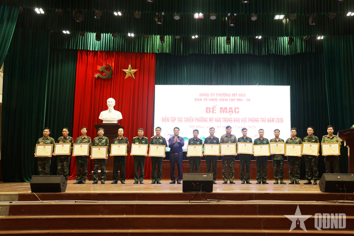 Lãnh đạo UBND tỉnh Hưng Yên trao khen thưởng cho các tập thể, cá nhân có thành tích xuất sắc trong tham gia diễn tập.