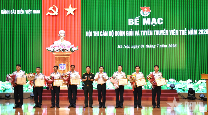 Trao thưởng tặng các đội thi đoạt giải ở phần thi tuyên truyền viên trẻ. 