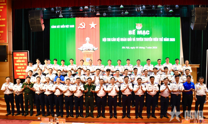 Các đại biểu và thí sinh đoạt giải tại hội thi. 