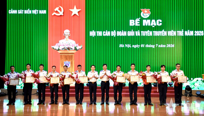 Trao thưởng tặng các cá nhân đoạt giải ở phần thi cán bộ Đoàn giỏi.