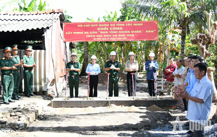 Đại biểu thực hiện nghi thức động thổ khởi công xây dựng nhà tình nghĩa quân - dân. 