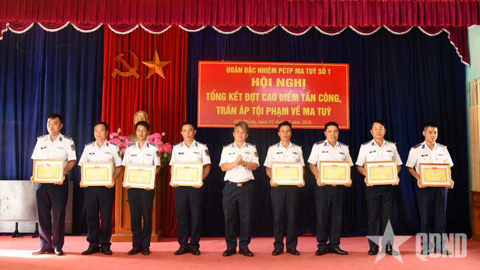 Chỉ huy đơn vị trao thưởng các tập thể, cá nhân có thành tích tiêu biểu.