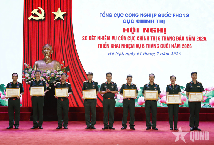 Đại tá Tống Xuân Đức, Phó chủ nhiệm Chính trị Tổng cục Công nghiệp Quốc phòng trao Bằng khen tặng các cá nhân có thành tích xuất sắc trong thực hiện nhiệm vụ.