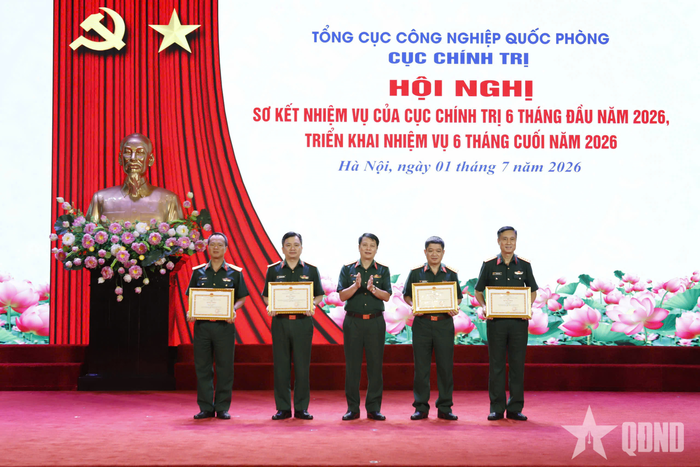 Đại tá Lê Đức Lâm, Chủ nhiệm Chính trị Tổng cục Công nghiệp Quốc phòng trao Bằng khen tặng các tập thể có thành tích xuất sắc trong thực hiện nhiệm vụ.
