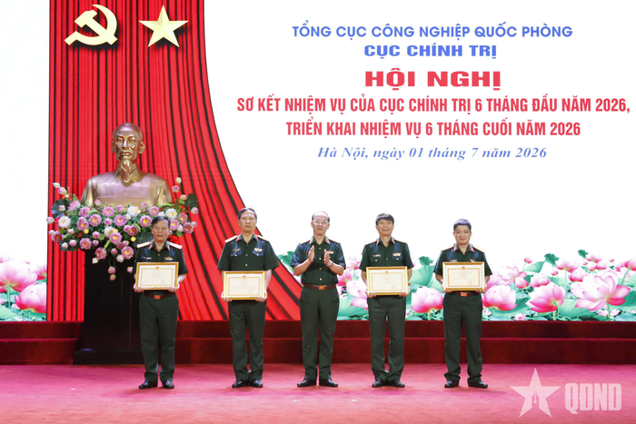 Trung tướng Đinh Quốc Hùng trao Bằng khen tặng các tập thể có thành tích xuất sắc trong thực hiện nhiệm vụ.