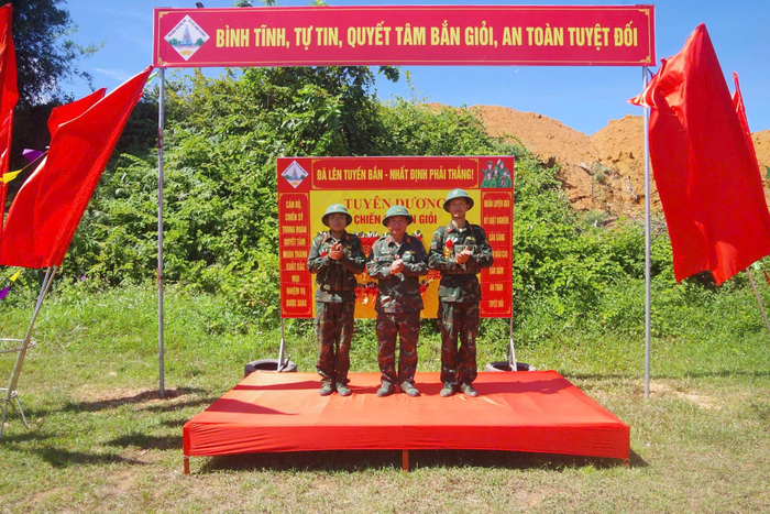 Tặng hoa bắn giỏi cho chiến sĩ mới. 