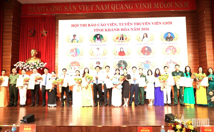 Các đại biểu chụp ảnh lưu niệm với 15 thí sinh lọt vào vòng chung kết hội thi. 