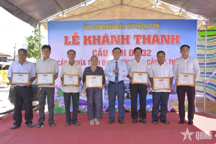  Lãnh đạo UBND xã Thoại Sơn khen thưởng các tập thể, cá nhân có nhiều đóng góp tích cực trong vận động, hỗ trợ xây dựng công trình cầu. 