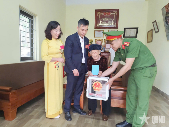  Bà mẹ Việt Nam anh hùng Hoàng Thị Nghi thực hiện quyền công dân bỏ phiếu bầu đại biểu Quốc hội khóa XVI và đại biểu hội đồng nhân dân các cấp nhiệm kỳ 2026 - 2031. 