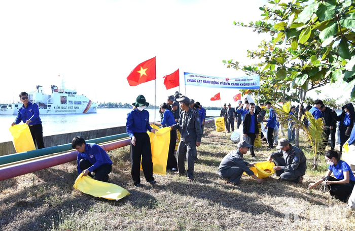  Chung tay làm sạch môi trường biển. 