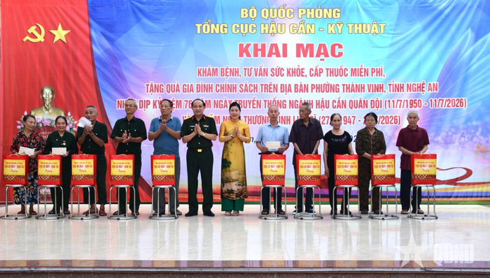 Thủ trưởng Cục Xe máy - Vận tải tặng quà cho các gia đình chính sách.