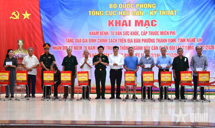  Đại tá Lê Tuấn Anh, Phó chủ nhiệm Chính trị, Tổng cục Hậu cần - Kỹ thuật và lãnh đạo địa phương tặng quà các gia đình chính sách. 