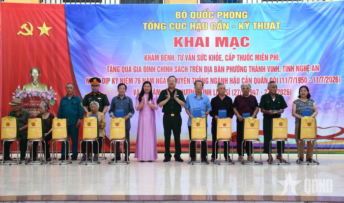 Lãnh đạo Bệnh viện Quân y 354 tặng quà các gia đình chính sách.