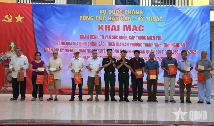 Lữ đoàn 971 tặng quà các gia đình chính sách.