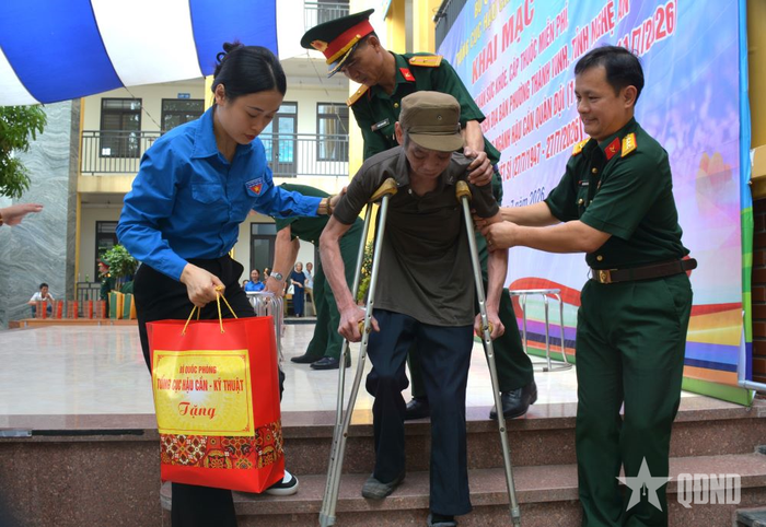 Các lực lượng phối hợp giúp đỡ những người sức khỏe yếu đi lại khó khăn.