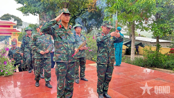 Các đồng chí trong Đội tìm kiếm, quy tập và xác định danh tính hài cốt liệt sĩ tỉnh Khánh Hòa dâng hương tưởng niệm các liệt sĩ tại Nghĩa trang liệt sĩ xã Đông Khánh Sơn.