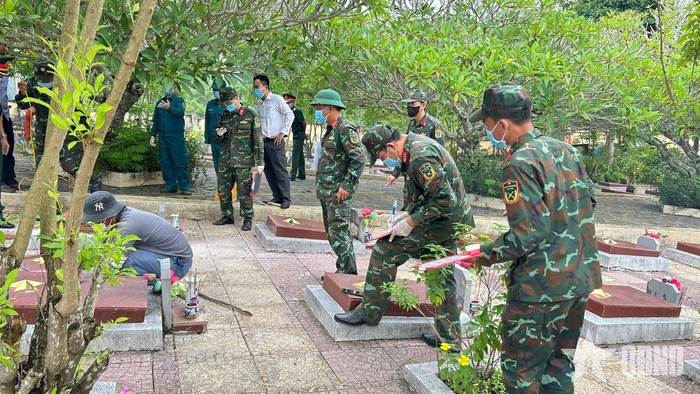 Các thành viên trong Đội tìm kiếm, quy tập và xác định danh tính hài cốt liệt sĩ tỉnh Khánh Hòa ghi danh và đánh dấu mộ các liệt sĩ.