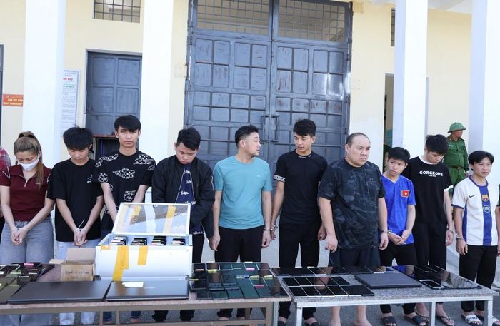 Các đối tượng chủ chốt trong đường dây tội phạm bị bắt giữ cùng hàng trăm thiết bị điện tử để hoạt động phạm tội.