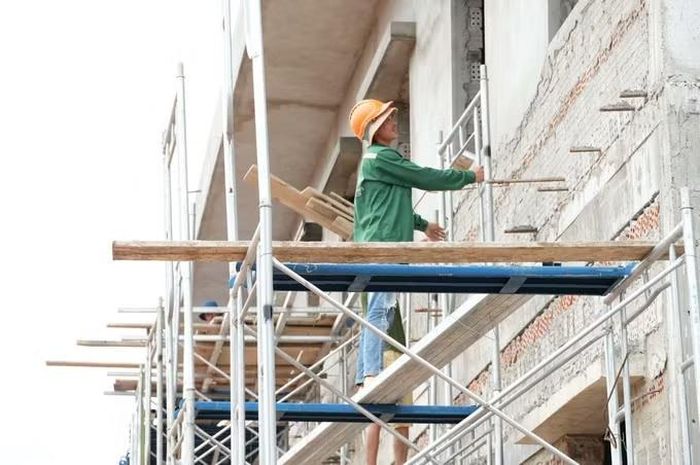 Trường phổ thông nội trú liên cấp tiểu học – trung học cơ sở xã Mô Rai mới chỉ đạt tiến độ 52% nên đơn vị thi công đang khẩn trương tăng tốc, nỗ lực không để trễ hẹn.