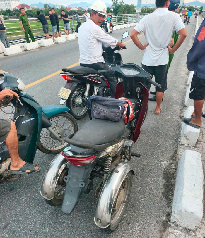 Xe máy của nạn nhân để trên cầu.