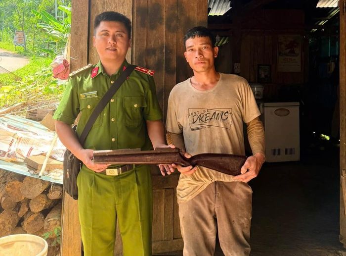 Người dân xã Trà Vân giao nộp súng.