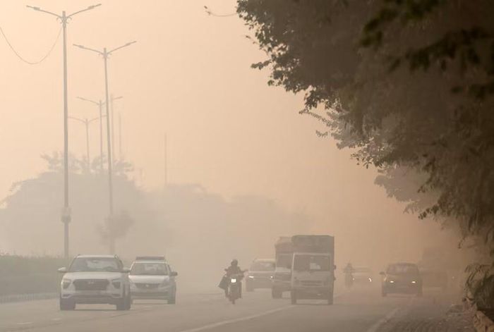 Các phương tiện di chuyển trên một con đường bị bao phủ bởi sương mù, giữa tình trạng ô nhiễm không khí đang diễn ra tại thủ đô New Delhi, Ấn Độ. Ảnh: Reuters