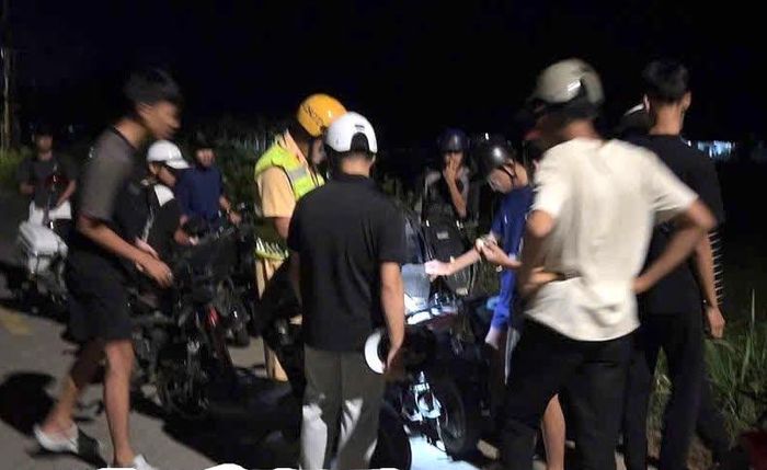 Lực lượng CSGT phát hiện nhóm thanh niên vi phạm TTATGT trên địa bàn xã Trà Bồng.