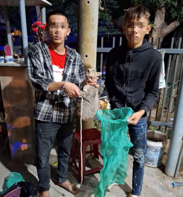 Hai đối tượng bị bắt cùng tang vật.