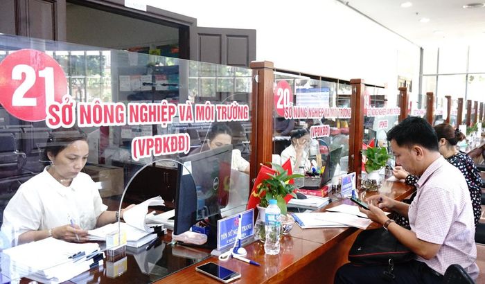 Người dân đến giải quyết thủ tục hành chính tại Trung tâm hành chính thành phố Đà Nẵng