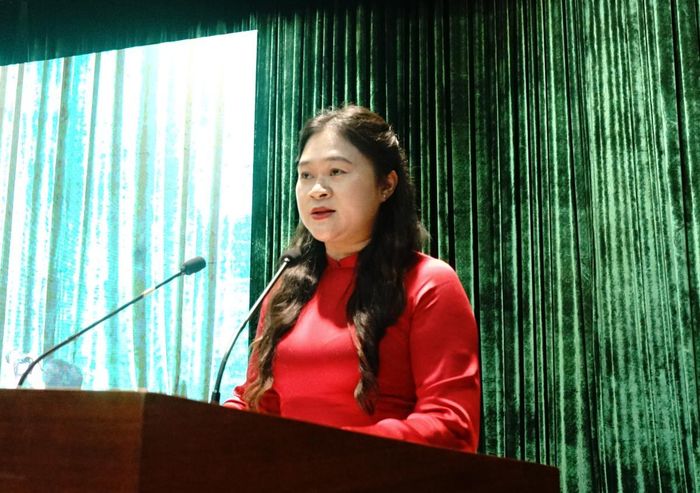 Bí thư Đảng ủy phường Hải Châu Cao Thị Huyền Trân phát biểu tham luận tại hội nghị