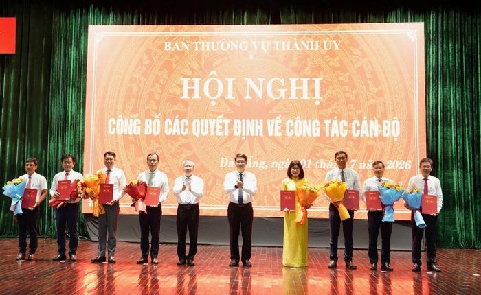 Phó Bí thư Thành ủy, Chủ tịch HĐND TP Đà Nẵng Nguyễn Đức Dũng và Phó Bí thư Thành ủy Ngô Xuân Thắng trao các Quyết định và tặng hoa chúc mừng các cá nhân