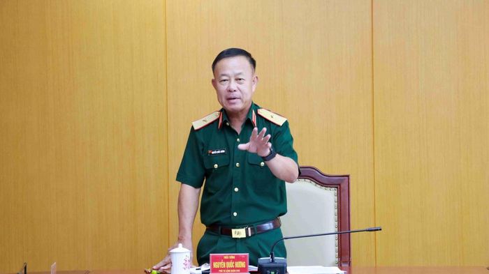 Thiếu tướng Nguyễn Quốc Hương, Phó Tư lệnh Quân khu 5 phát biểu tại buổi làm việc.