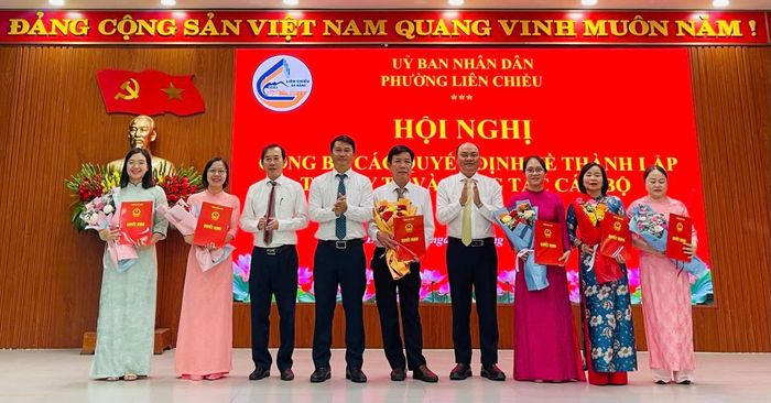 Lãnh đạo phường Liên Chiểu trao quyết định và tặng hoa chúc mừng đội ngũ lãnh đạo, quản lý Trạm Y tế phường.