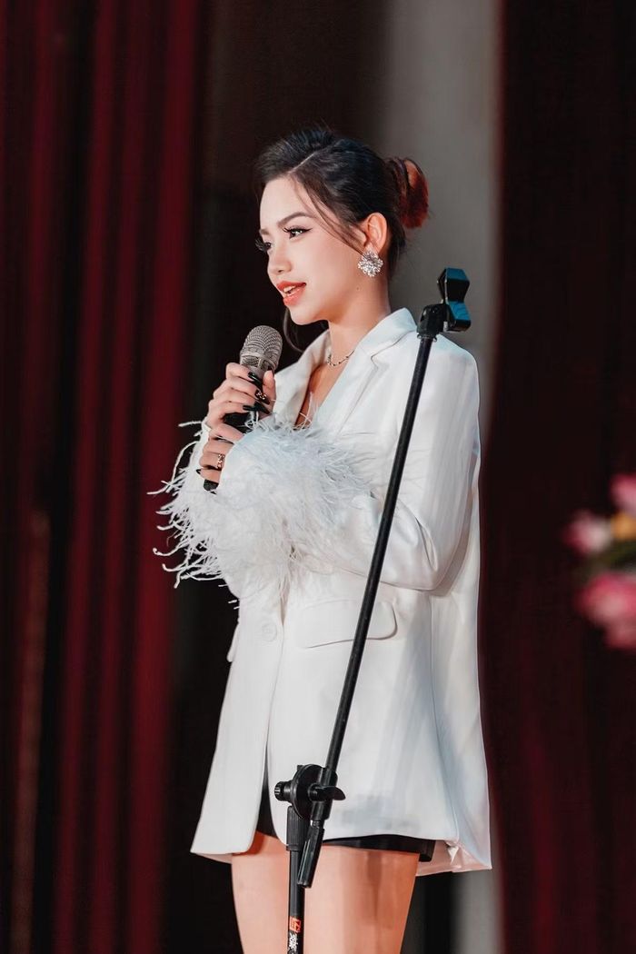 Không chỉ thành công trong lĩnh vực nghệ thuật và sáng tạo nội dung, Minh Thư còn là một người trẻ có định hướng học vấn rõ ràng.