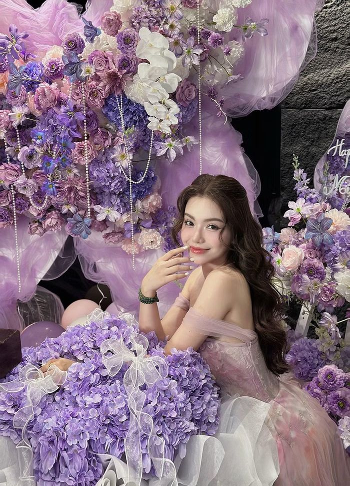 Thử thách lớn nhất đến với Minh Thư vào năm 19 tuổi, khi đang chạm tay đến những cột mốc rực rỡ, Minh Thư bất ngờ đối mặt với biến cố lớn.