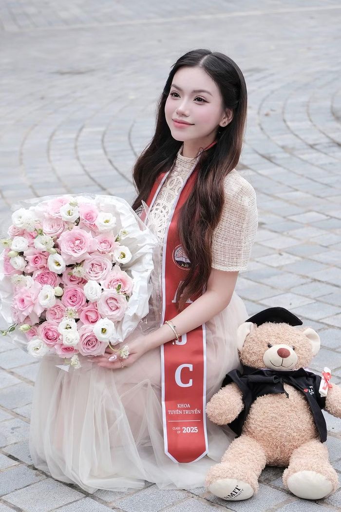 Xuất thân trong gia đình có truyền thống làm cán bộ, công chức nhà nước, Minh Thư lựa chọn theo học và tốt nghiệp ngành Chính trị tại Học viện Báo chí và Tuyên truyền.