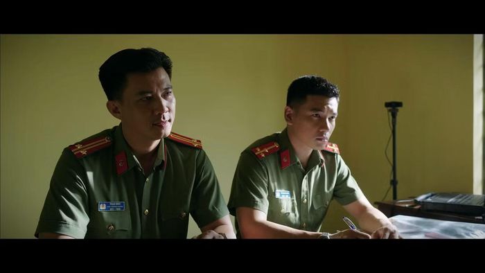 Hà Việt Dũng (trái) đảm nhận vai Phạm Minh - Phó trưởng phòng An ninh nội địa.