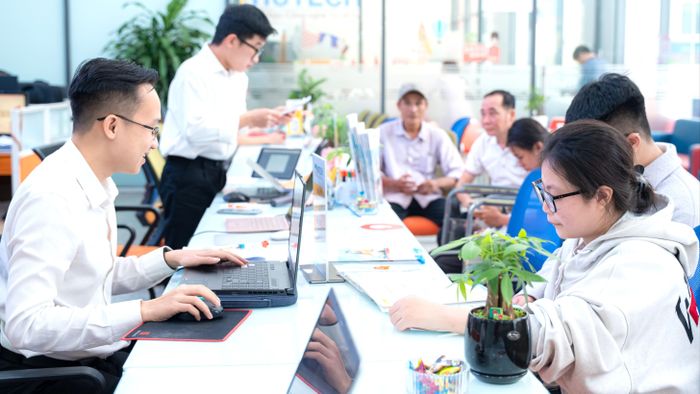 Thí sinh nộp hồ sơ sơ xét tuyển tại Trường ĐH Công nghệ TPHCM ngày 16-6. ẢNH: THANH HÙNG