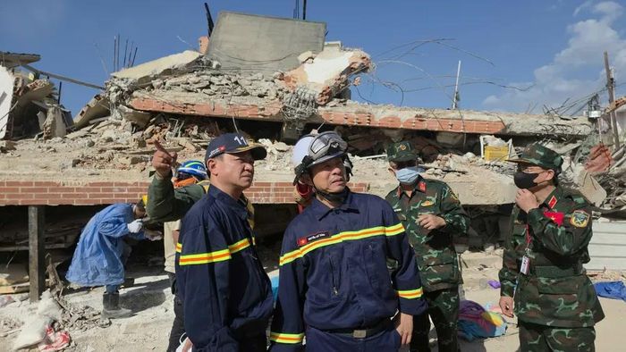 Các thành viên đoàn Việt Nam khảo sát thực địa chuẩn bị cho nhiệm vụ cứu hộ ngay sau khi đến thành phố Maiquetia, bang La Guaira. Ảnh: Bộ Công an